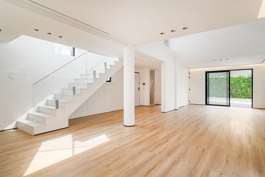 Property photo 2 of 21 Image