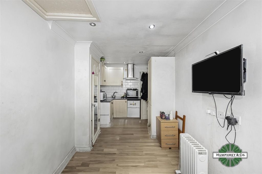 Property photo 2 of 7 31A    Whalebone Lane South -002- Hard Edit.Jpg