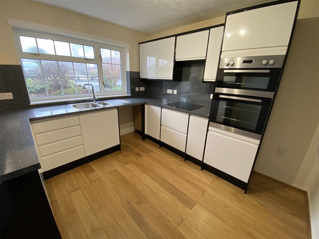 Property photo 3 of 17 Kitchen