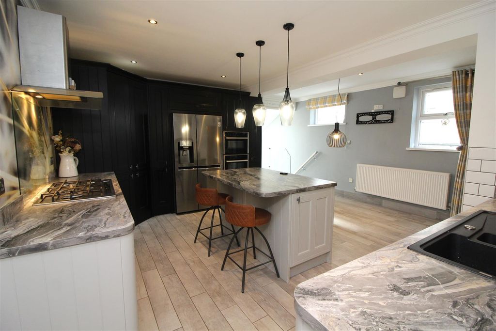 Property photo 3 of 51 Kitchen/Breakfast Room