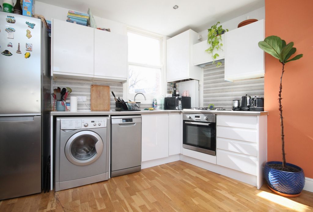 Property photo 3 of 9 Kitchen