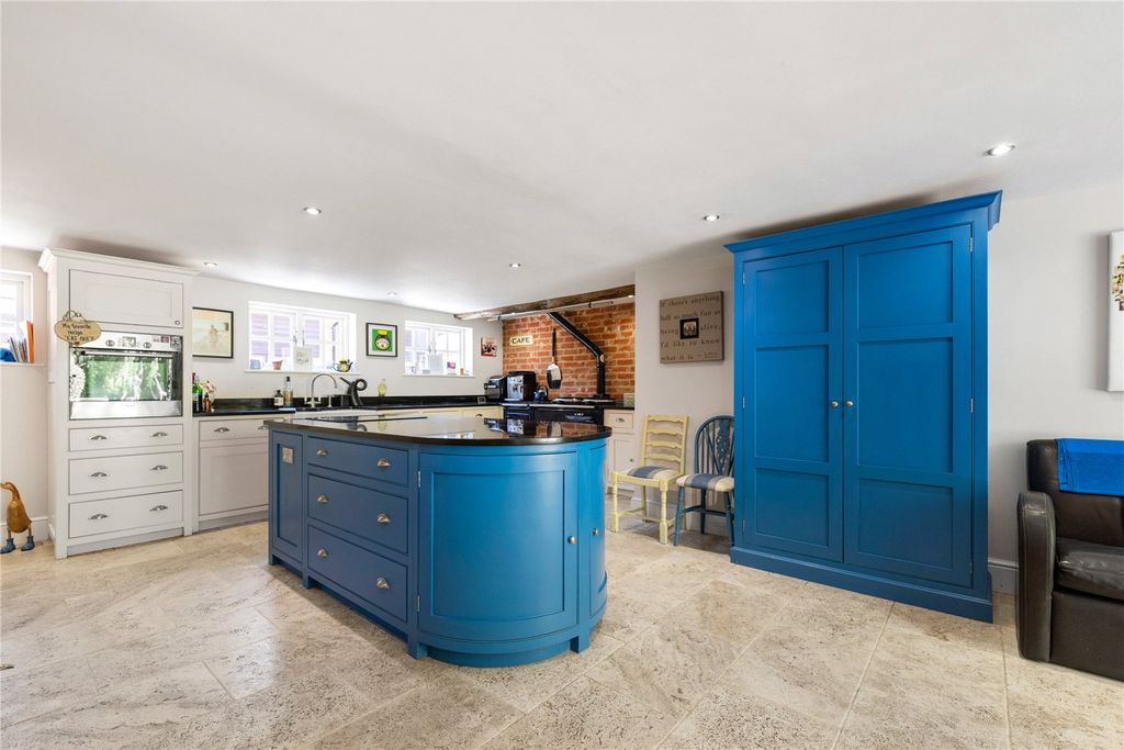 Property photo 3 of 23 Kitchen/Breakfast