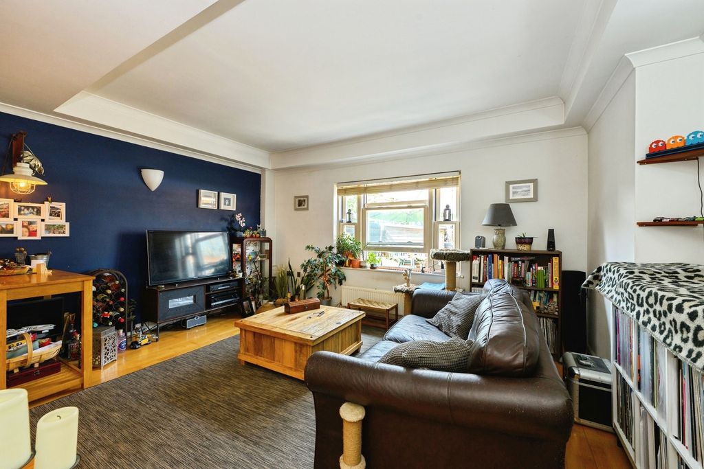Property photo 3 of 13 Lounge