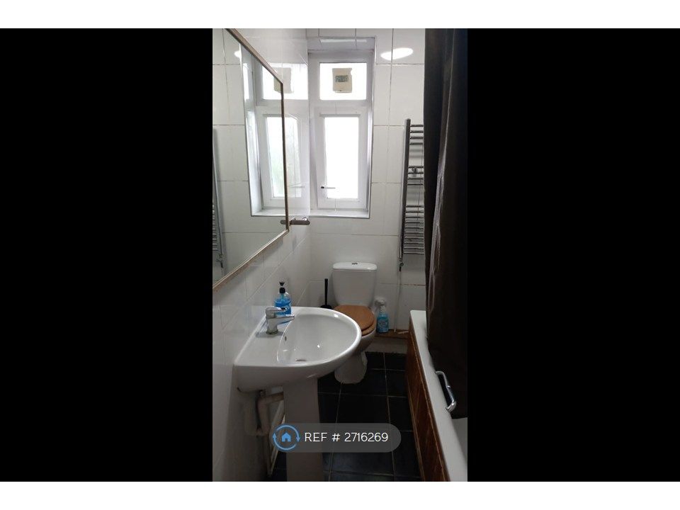 Property photo 2 of 12 Bathroom