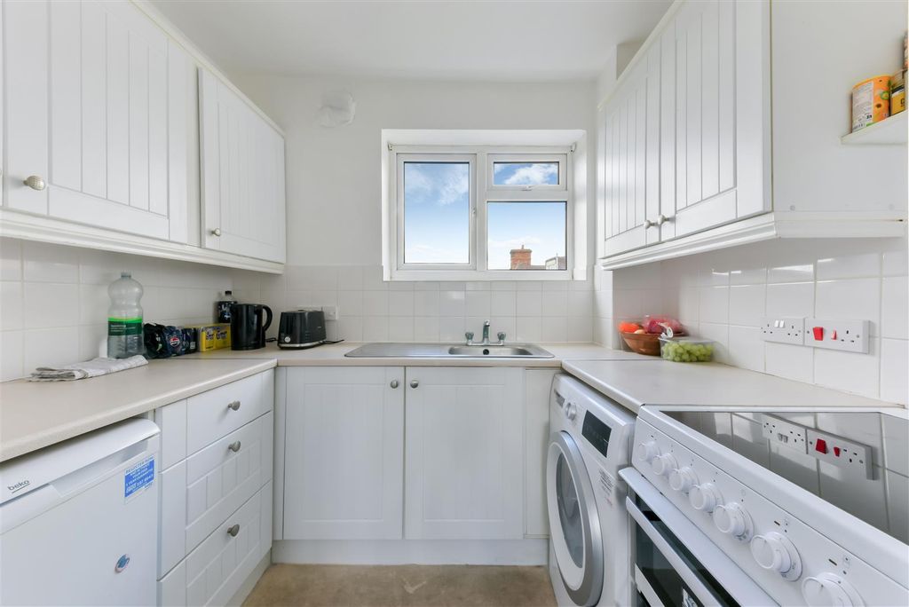 Property photo 2 of 14 Worple Road (22).Jpg