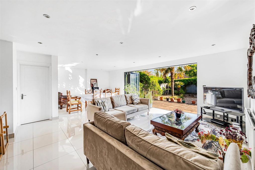 Property photo 1 of 20 1, Lowfield Road-2.Jpg