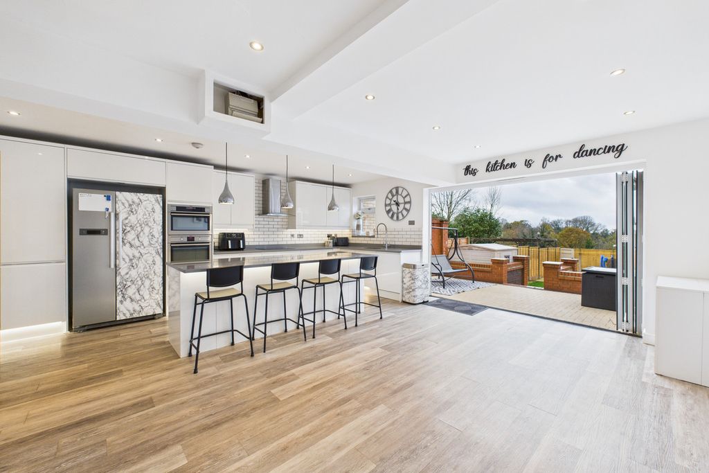 Property photo 2 of 27