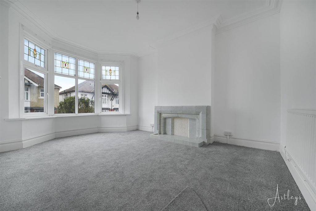 Property photo 3 of 20 Lounge