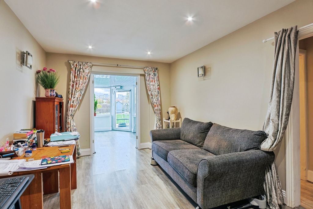 Property photo 3 of 17 Photo