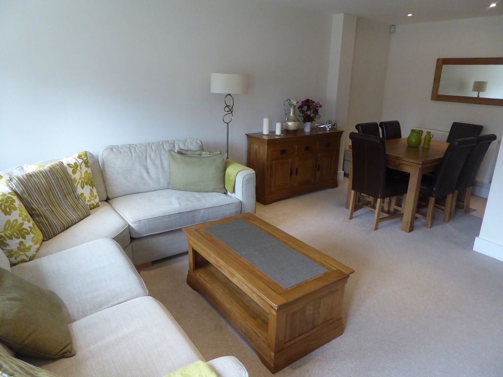 Property photo 3 of 11 Lounge