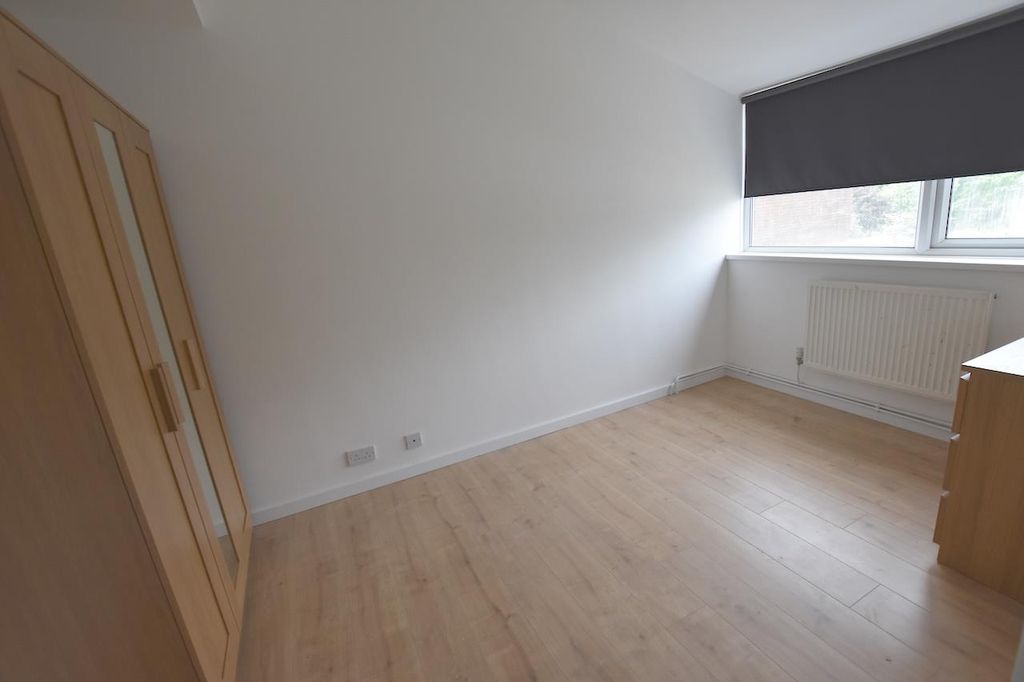 Property photo 3 of 9 Bed2.Jpg