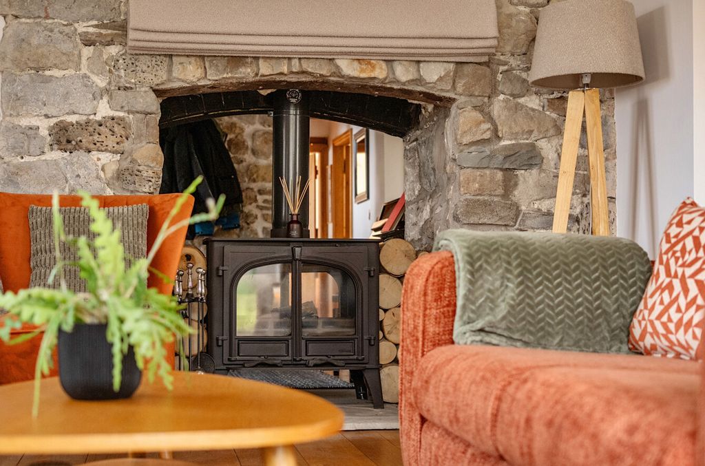 Property photo 3 of 38 -69c120Bba7Fbb-l-1415072-4-69Bd7F9506209