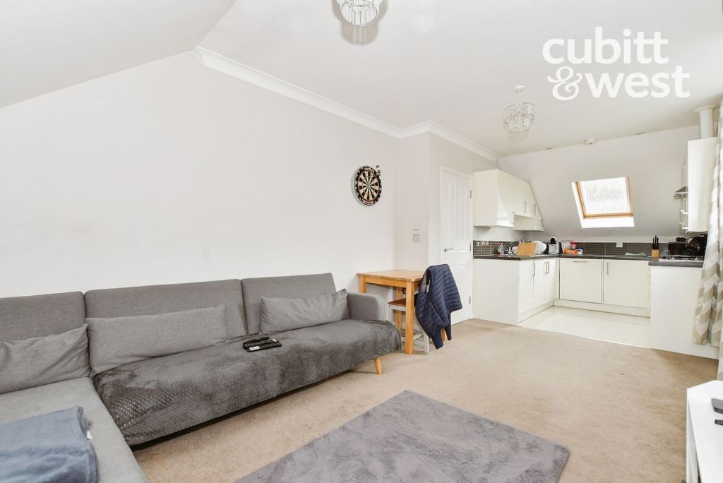 Property photo 3 of 12 Lounge/Kitchen