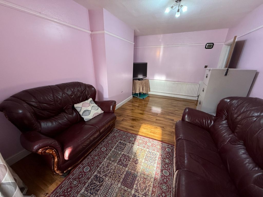 Property photo 1 of 12 For Bedroom Semi - Detached House To Rent