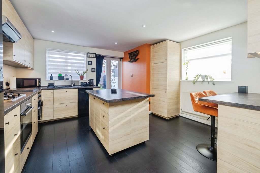 Property photo 2 of 16 Kitchen Diner