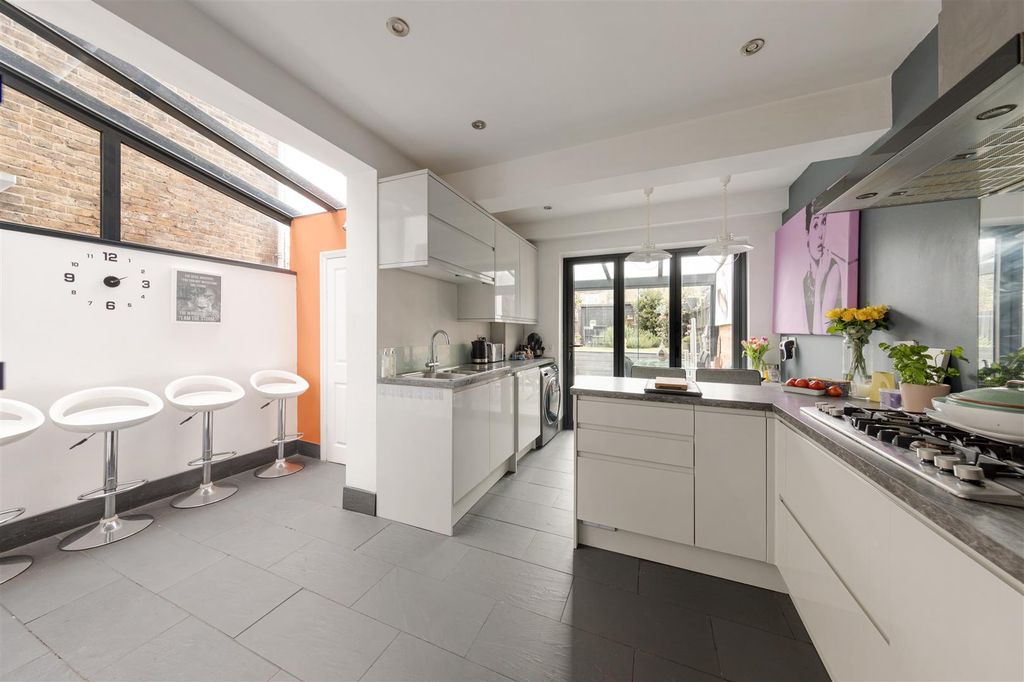 Property photo 3 of 40 Pretoria Road, E4