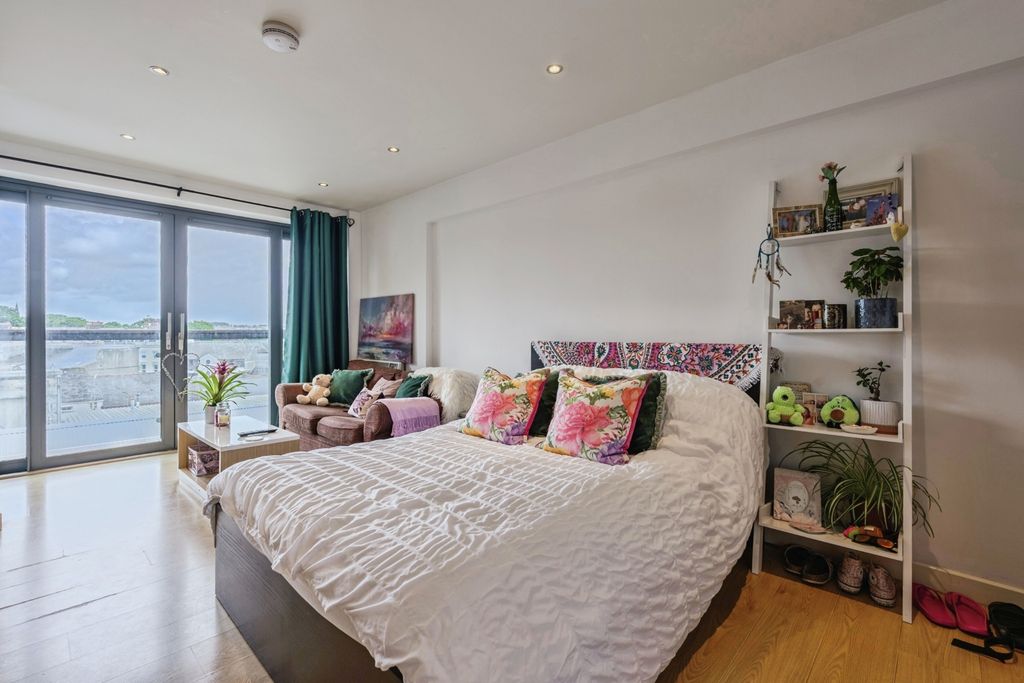 Property photo 3 of 10 Pbox-Img.Jpg