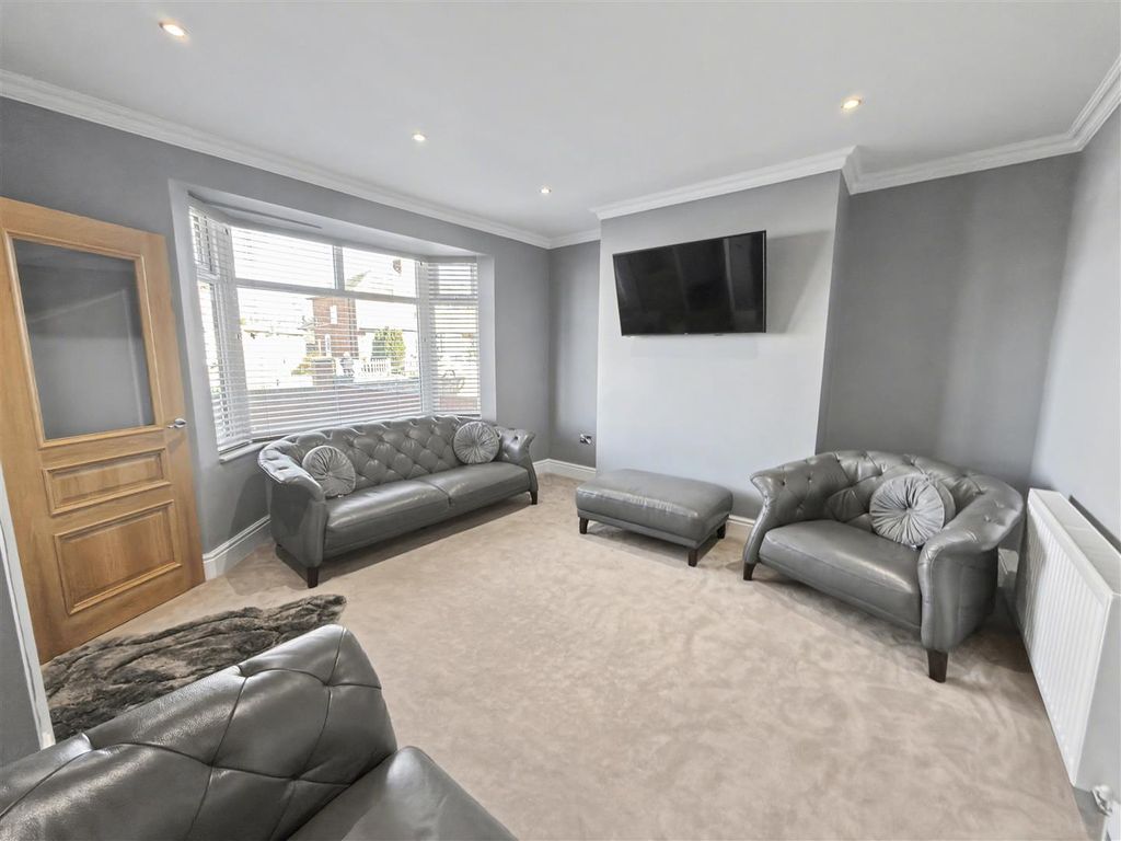 Property photo 2 of 22 Lounge