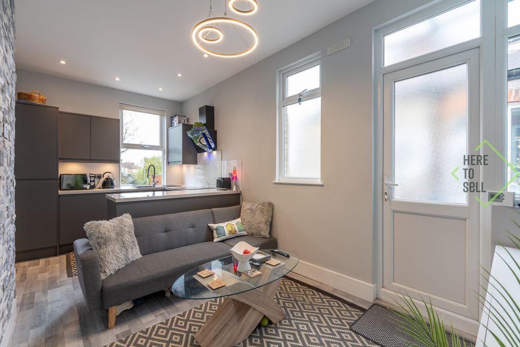 Property photo 1 of 19 28 Sketty Road En1 3Se-25