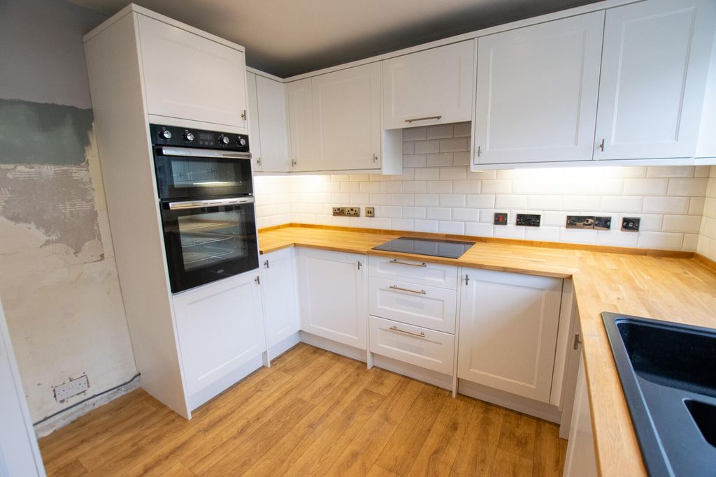 Property photo 3 of 14 Kitchen