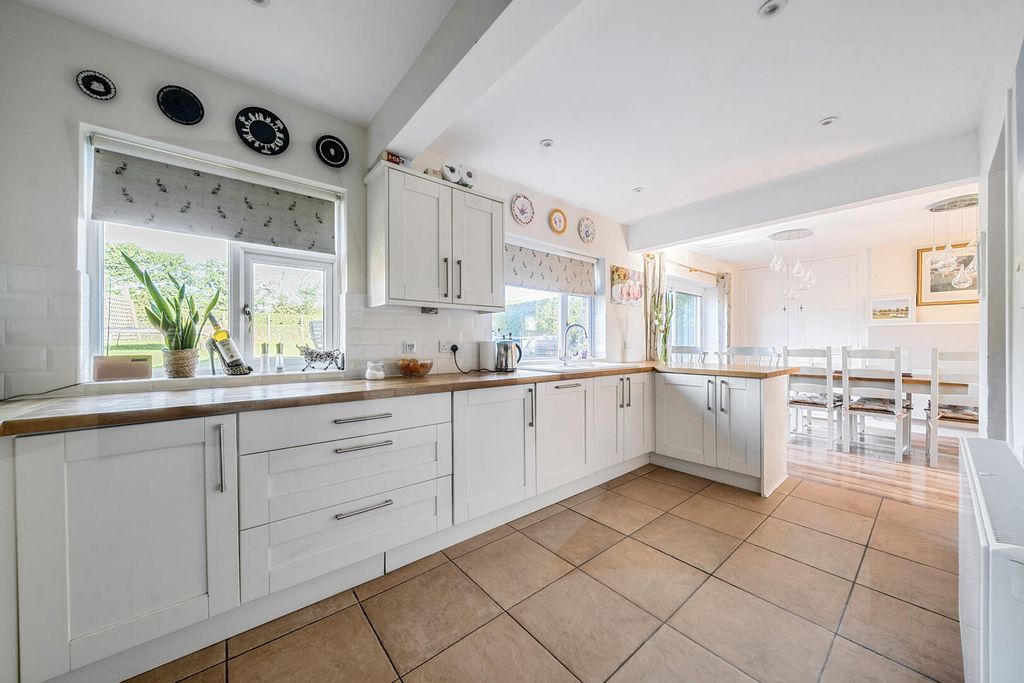 Property photo 3 of 17 Kitchen