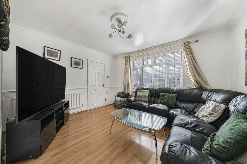 Property photo 2 of 31 Living Room
