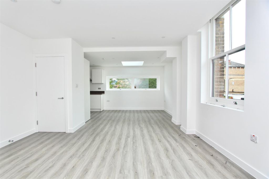 Property photo 3 of 15 Lawrence Buildings, N16