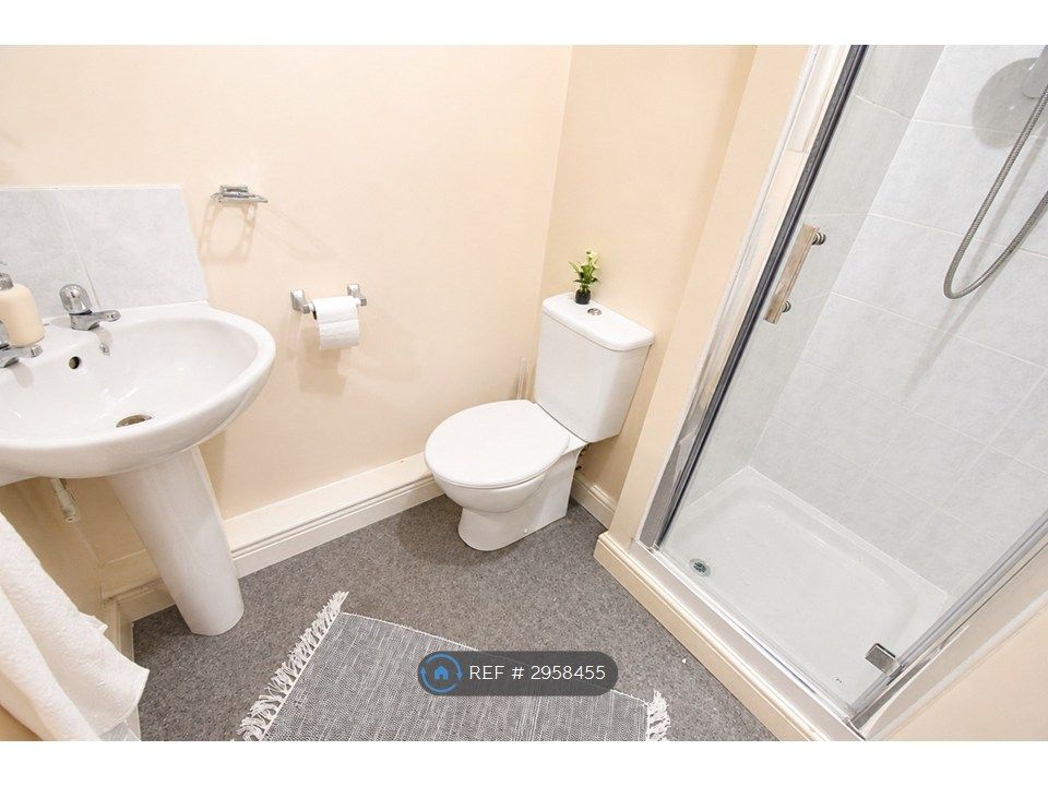 Property photo 2 of 12 Room 14 - Ensuite