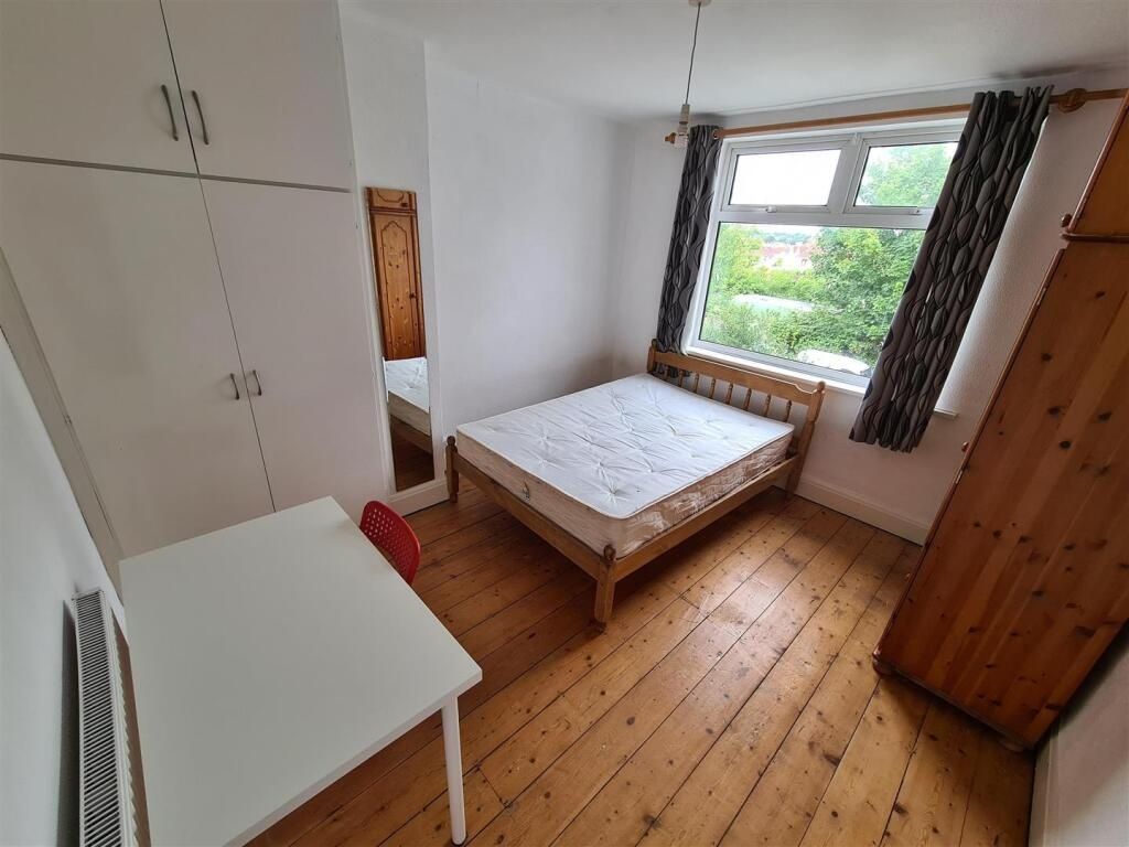 Property photo 1 of 11 A Cozy Double Bedroom Featuring A Comfortable Bed,...