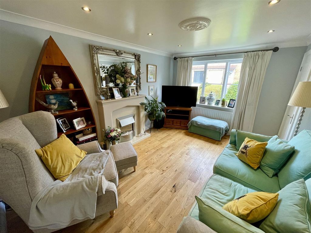 Property photo 3 of 19 Lounge