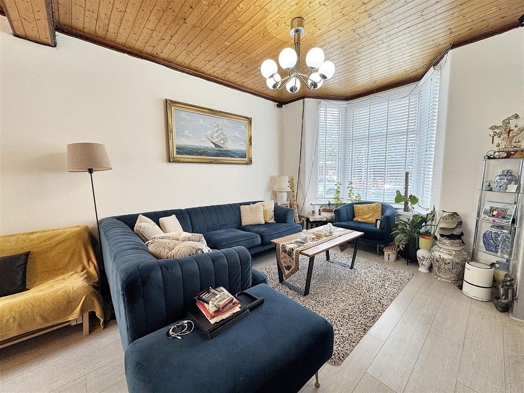 Property photo 3 of 13 Through Lounge