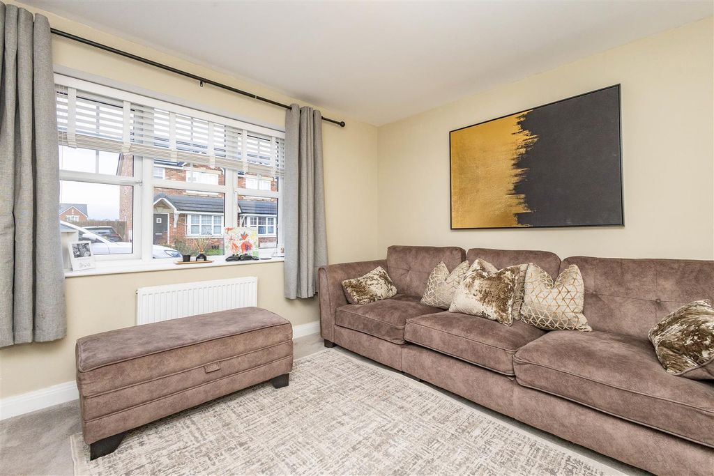 Property photo 2 of 17 Lounge