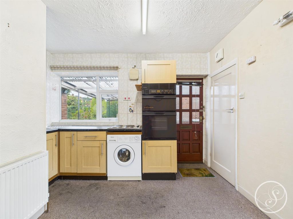 Property photo 3 of 19 Kitchen