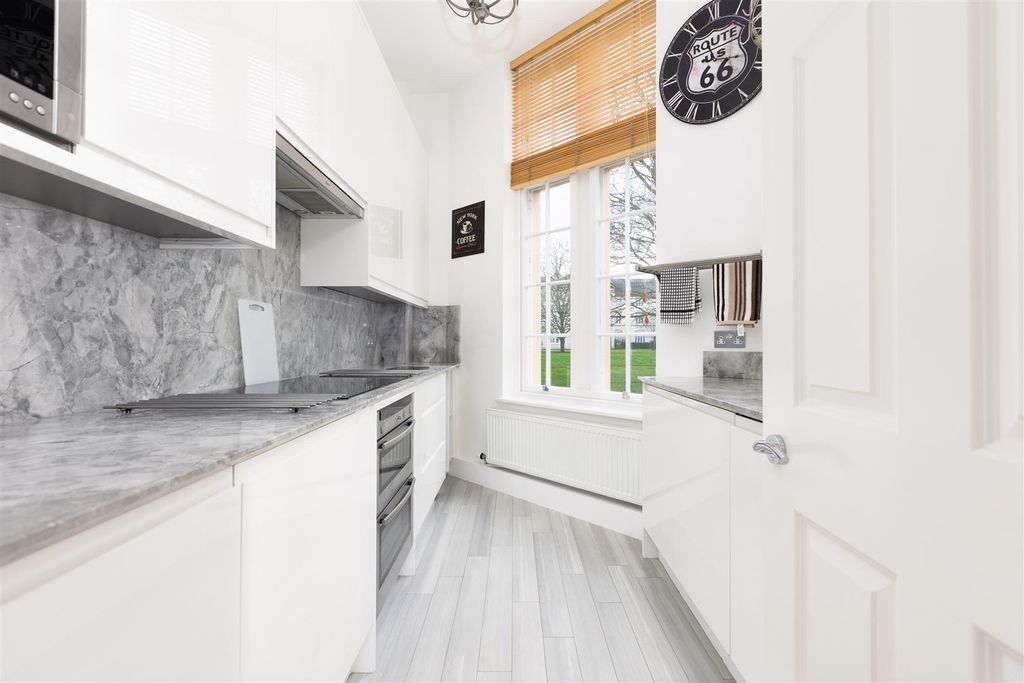 Property photo 3 of 12 Kitchen