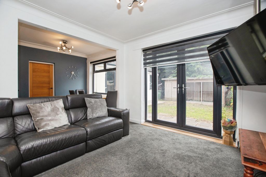 Property photo 3 of 16 Lounge