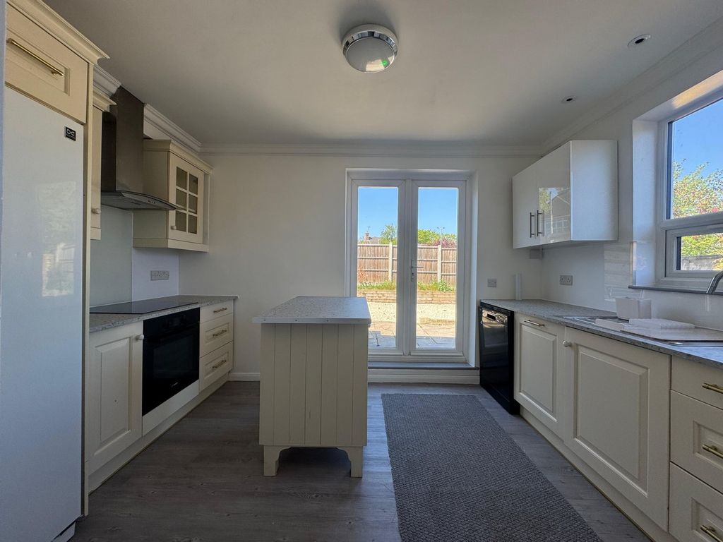 Property photo 3 of 12 Kitchen