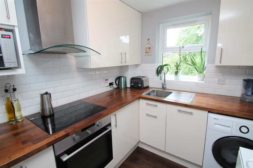 Property photo 2 of 7 Kitchen.Jpg