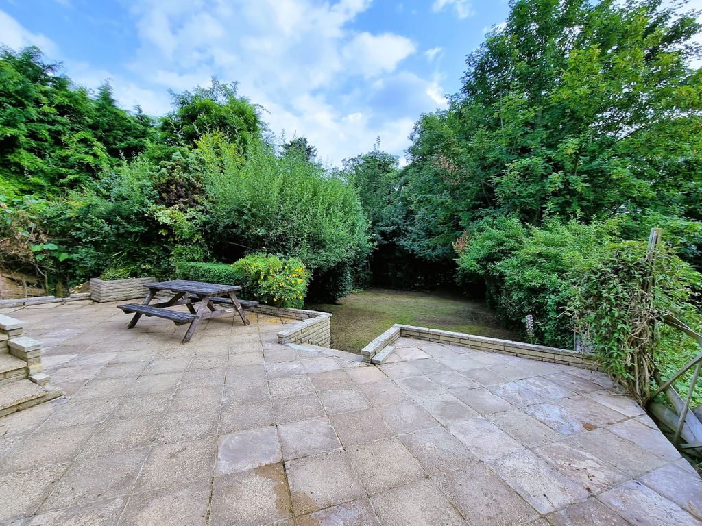 Property photo 3 of 9 Garden 2