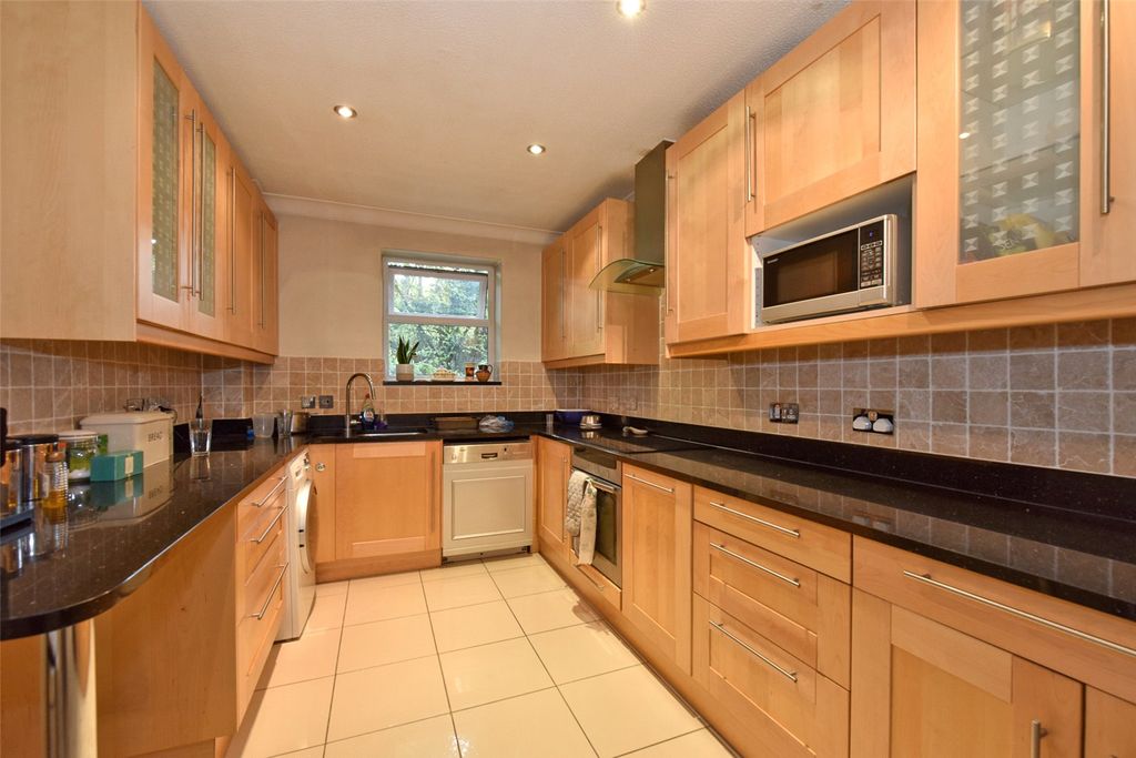 Property photo 3 of 9 Kitchen