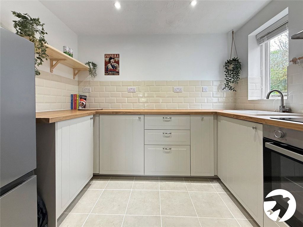 Property photo 2 of 7 Kitchen