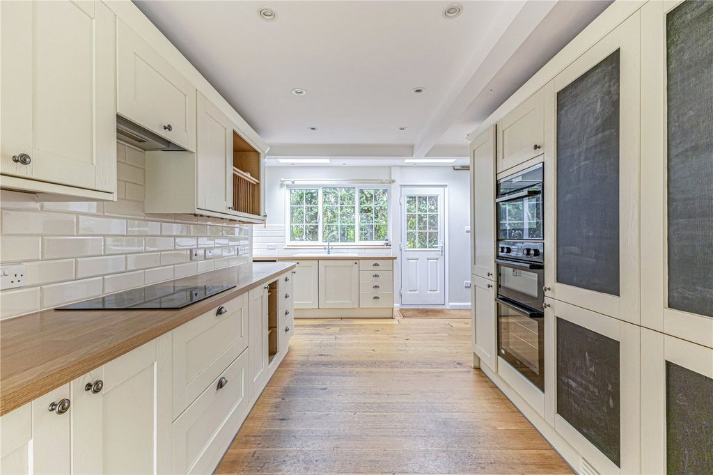 Property photo 3 of 17 Kitchen