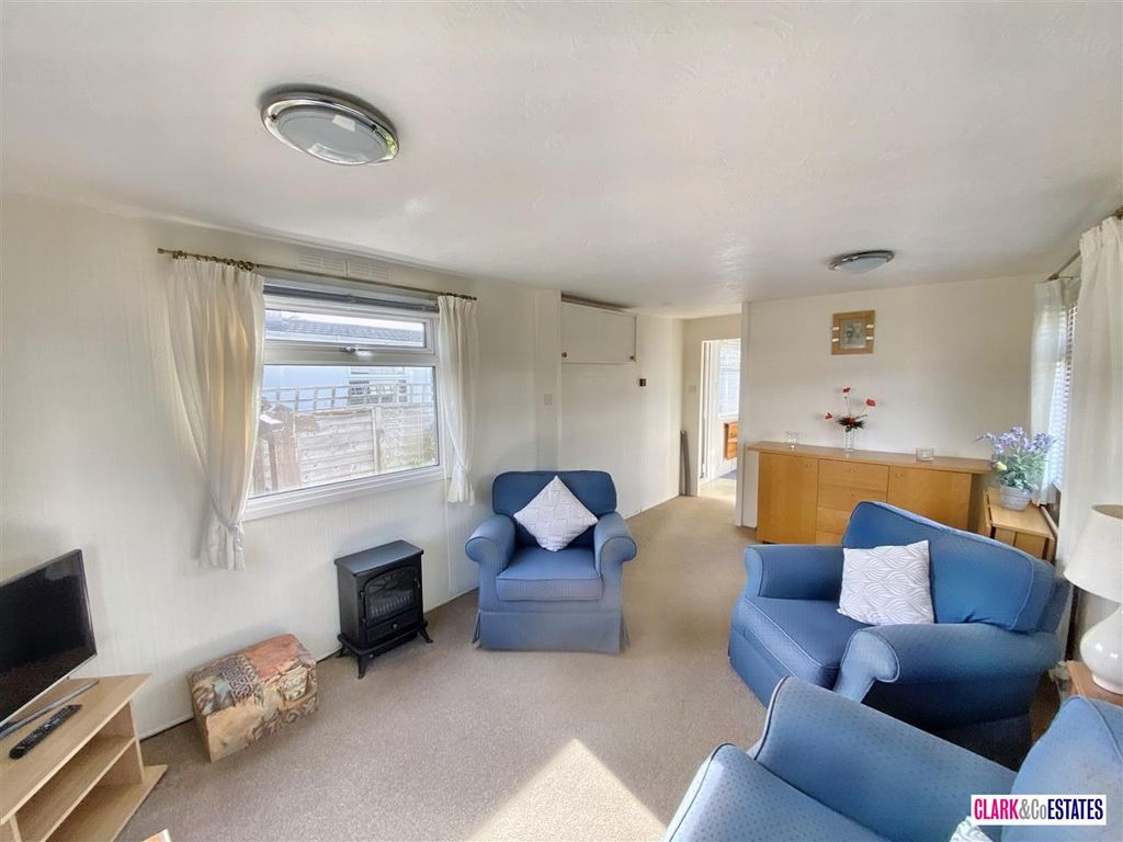 Property photo 3 of 8 Lounge