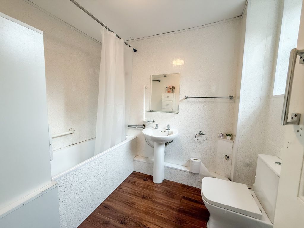 Property photo 3 of 10 Bathroom