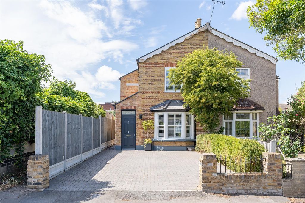 Property photo 1 of 30 Halstead Road, E11