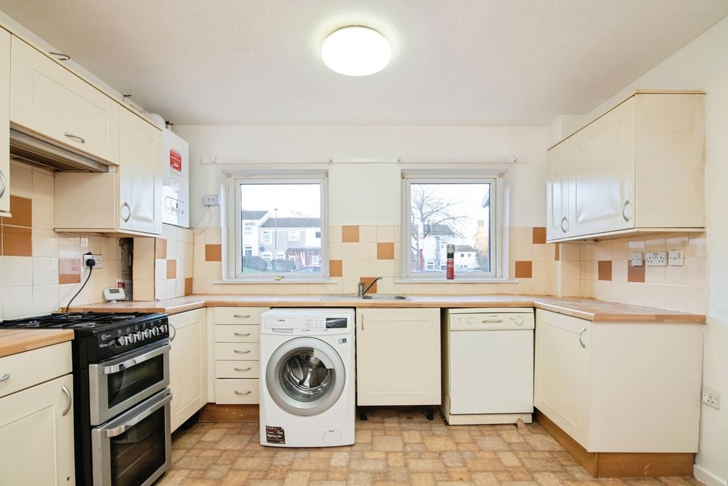 Property photo 3 of 20 Kitchen