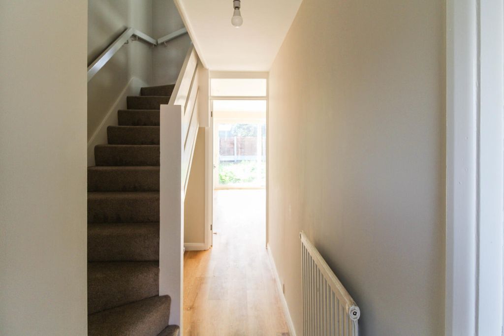 Property photo 2 of 10 Hallway