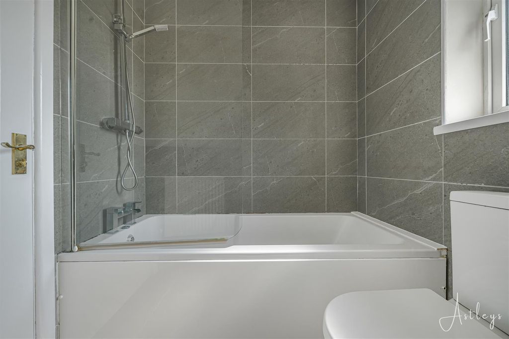 Property photo 3 of 17 Bathroom