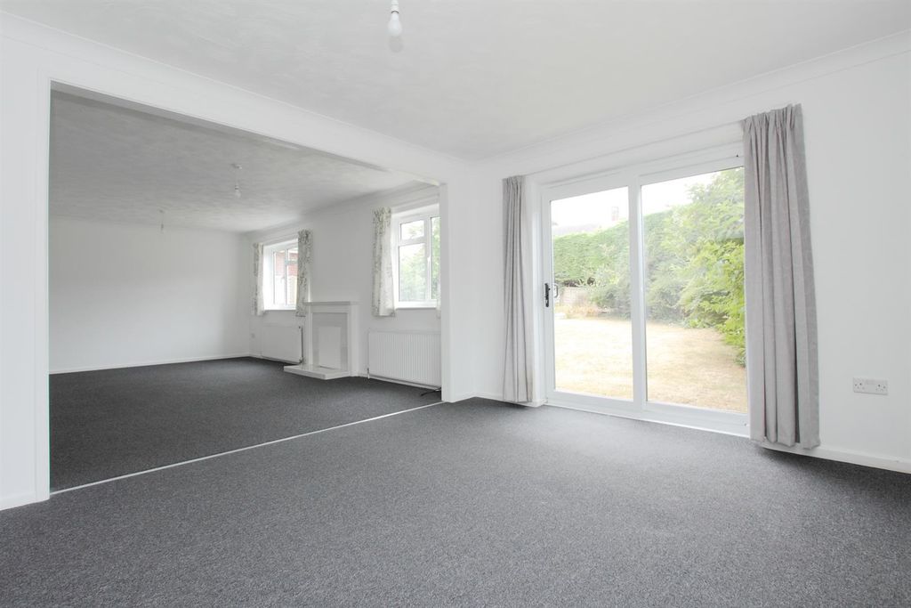 Property photo 2 of 12 7 Glebe Close Ph14.Jpg