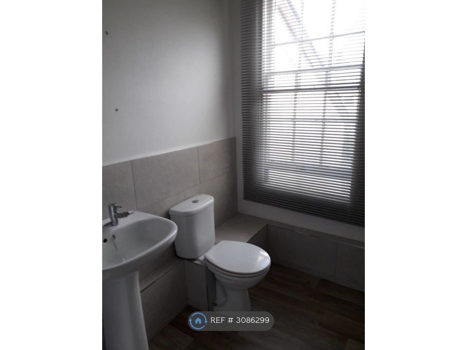 Property photo 3 of 9 Bathroom
