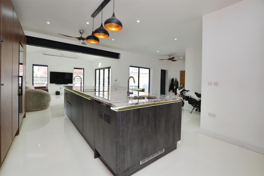 Property photo 2 of 34 Kitchen/Diner